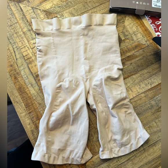 Skims Seamless Sculpt Mid Thigh Short - Picture 4 of 6